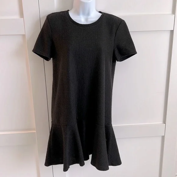 green emerald velvet dress Zara Black Woven Short Sleeve Skater Dress main image 0